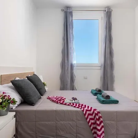 Villa Playa De Fanabe Sleeps 8 With Pool Air Con And Wifi *