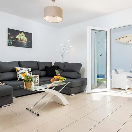 Playa De Fanabe Sleeps 8 With Pool Air Con And Wifi Villa